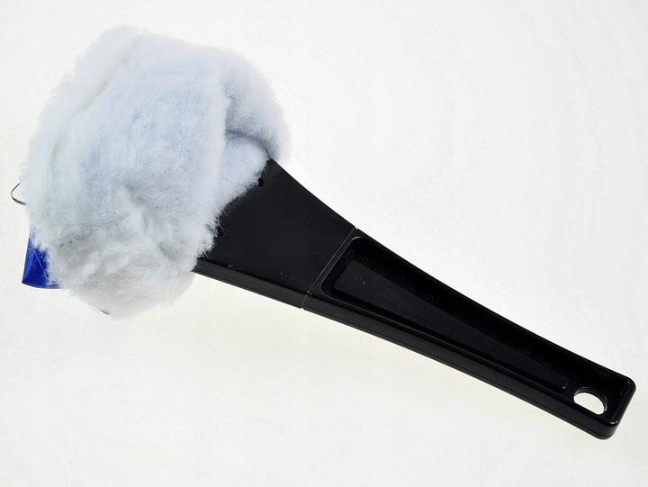 Ice scraper with insulated glove