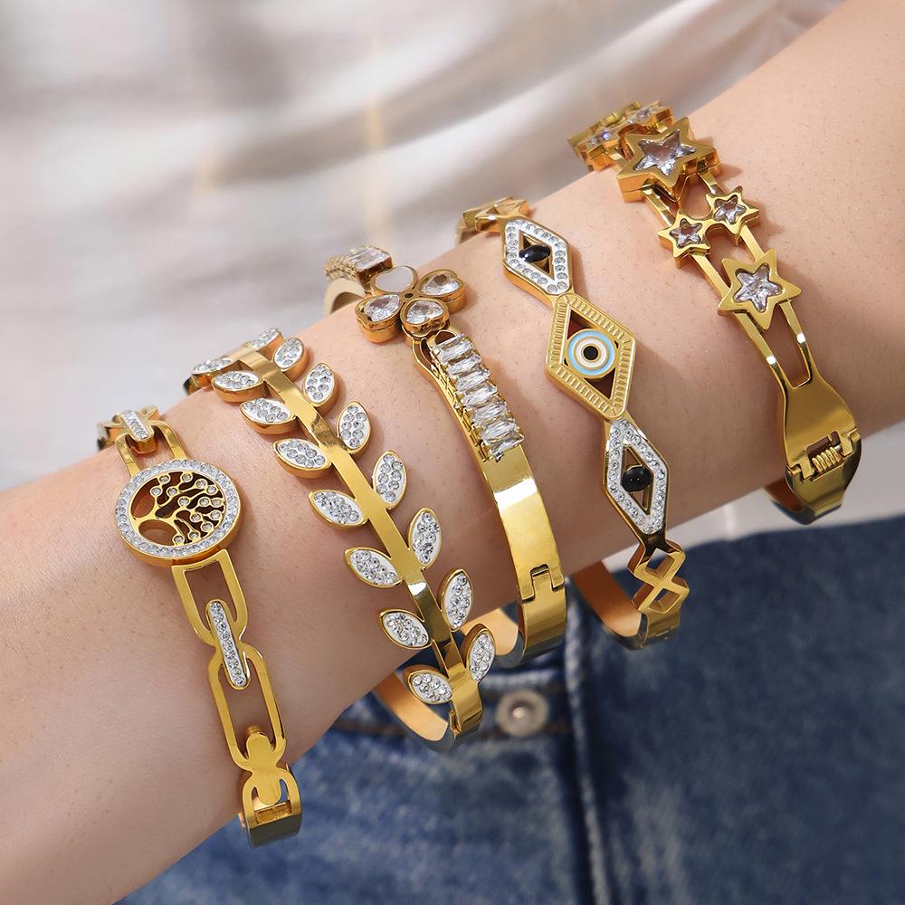 18K Gold-Plated Bracelet Set: Stainless Steel Heart, Flower & Zircon Details with Full Diamond Texture.