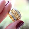 Luxuriöse Brillante Ringe für Damen Goldfarben Opulente Accessoires mit glänzenden Zirkonia Schicker Hochzeits-Brautschmuck Heiß