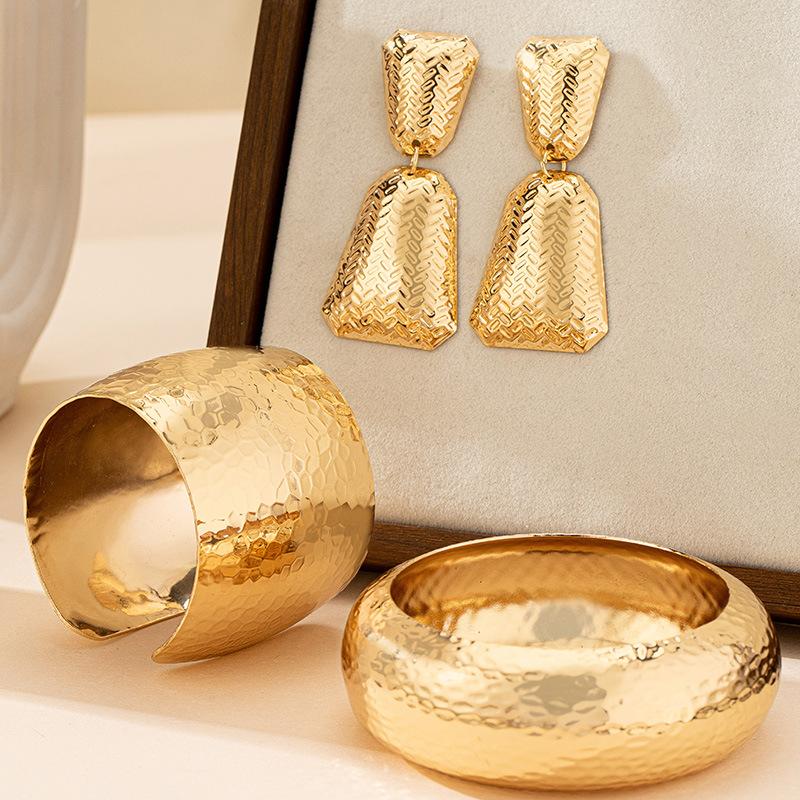 Trendy Geometric Stud Earrings Beating Textured Bracelet Set Exaggerated Luxury Jewelry Set