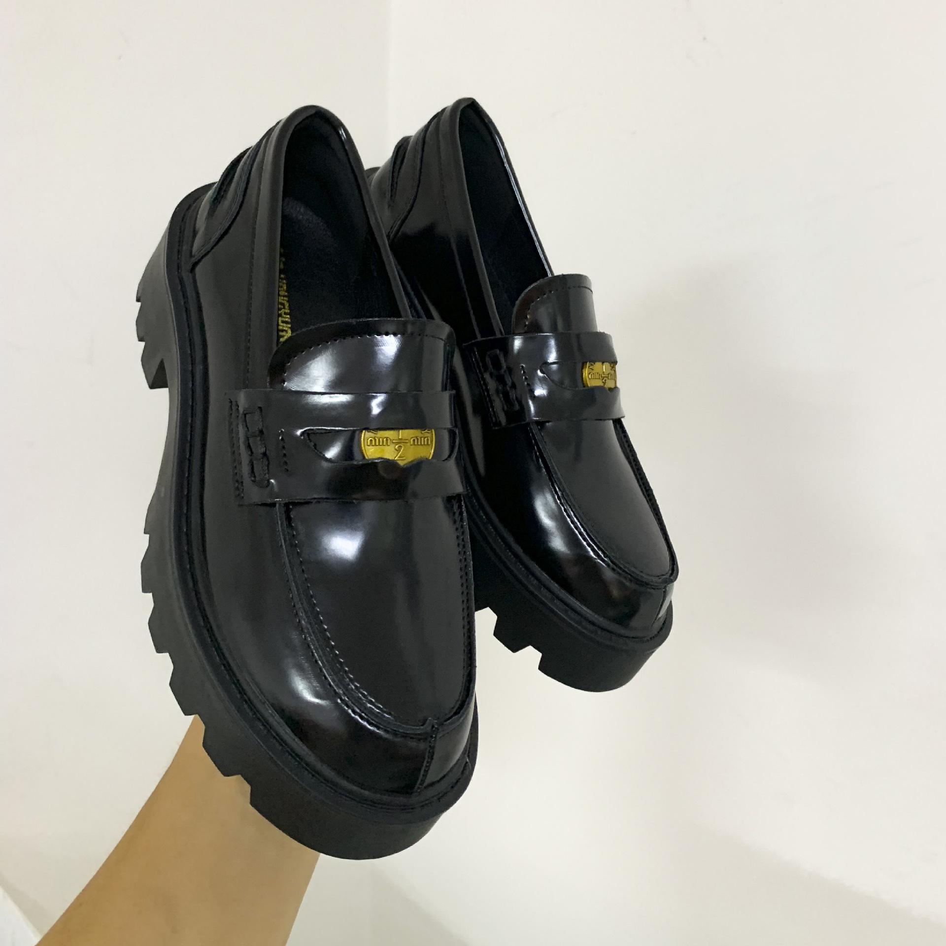 

Срочная вторая доставка! Виноградная мать имеет ту же маленькую золотую монету круглую голову кожаные туфли толстый каблук толстая подошва одинарные туфли лоферы на одном педале женщины 34 чёрный