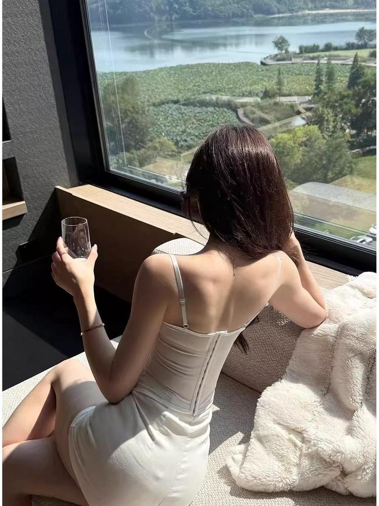 Spicy Girl Lace Camisole: Black Boning Autumn/Winter Inner Wear with Chest Pads, Beautiful Back Design