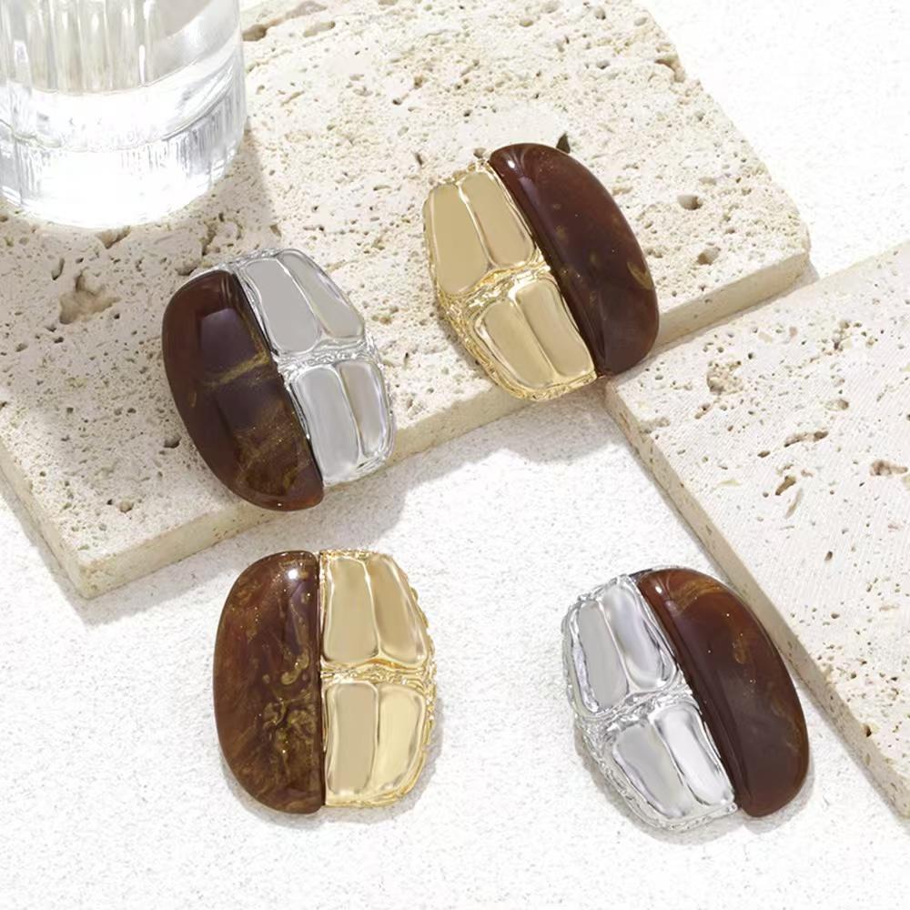 Retro Trend Irregular Brown Amber Resin Splice Earrings for Women Exaggerated Autumn and Winter Alloy Jewelry Gift New 2024