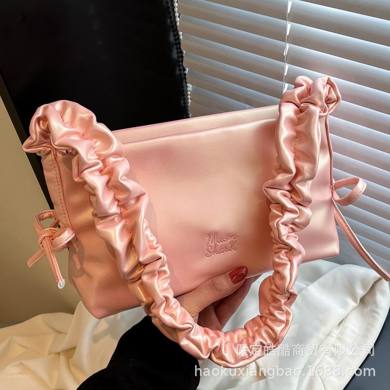 Large capacity bag women's summer 2025 new niche design pleated shoulder messenger bag casual commuter bucket bag