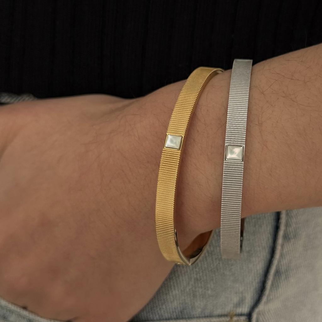 Minimalist Style Ribbed Stainless Steel Bangle 18K Gold Plated with Square Shell Inlay