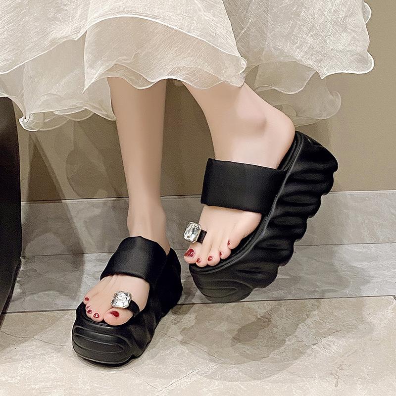 French One-word with Pinch Cover for Toe Women To Wear In the Summer of 2025, the New Thick-bottomed Fashionable Versatile Lazy Cool Slippers