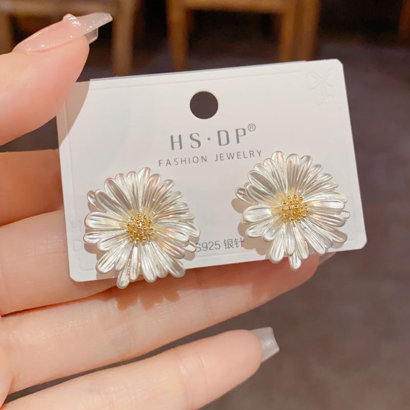Fashionable, Sweet and Versatile Metal Daisy Earrings, Niche and Simple Design Earrings for Women