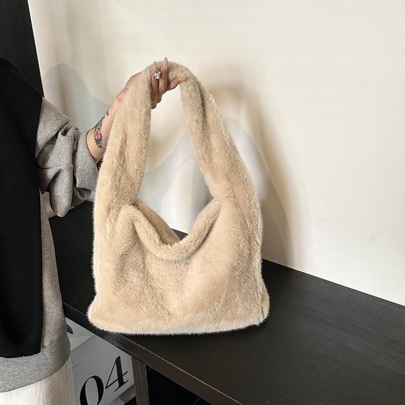 

Плюшевая сумка женская большой вместимости 2025 новая осенне-зимняя повседневная пушистая сумка через плечо премиальная сумка-тоут для поездок на работу