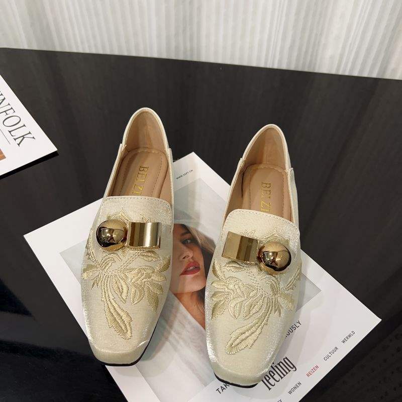 New Chinese retro national style embroidery square head flat heel single shoes women's 2025 new French flat loafers Doudou shoes