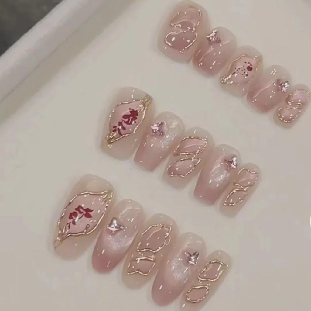 Fallen Flower Nails: Pure Handmade Nail Art with Golden Silk Leaves and Cat's Eye Effect for Whiter, Longer-Looking Hands