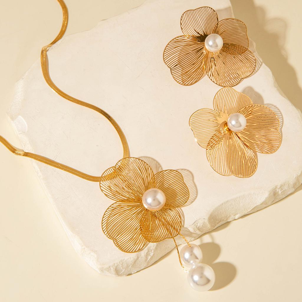 Collana a catena per clavicola con ciondolo a forma di petalo di fiore e perla sintetica, orecchini, set di gioielli alla moda Kpop a catena a serpente per donna