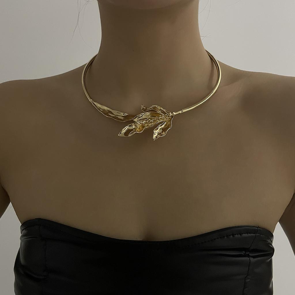 Retro personalized fashionable leaf necklace, European and American new neck chain chokr open collar collarbone chain