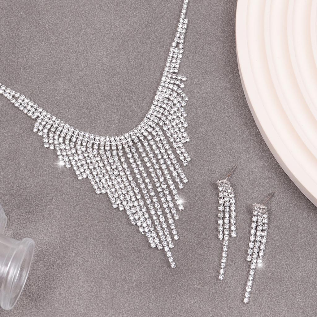 A Set of Exquisite Claw Chain Necklace and Exaggerated Earring Set, Two-piece Water Droplet Necklace, Dinner Accessories for Women