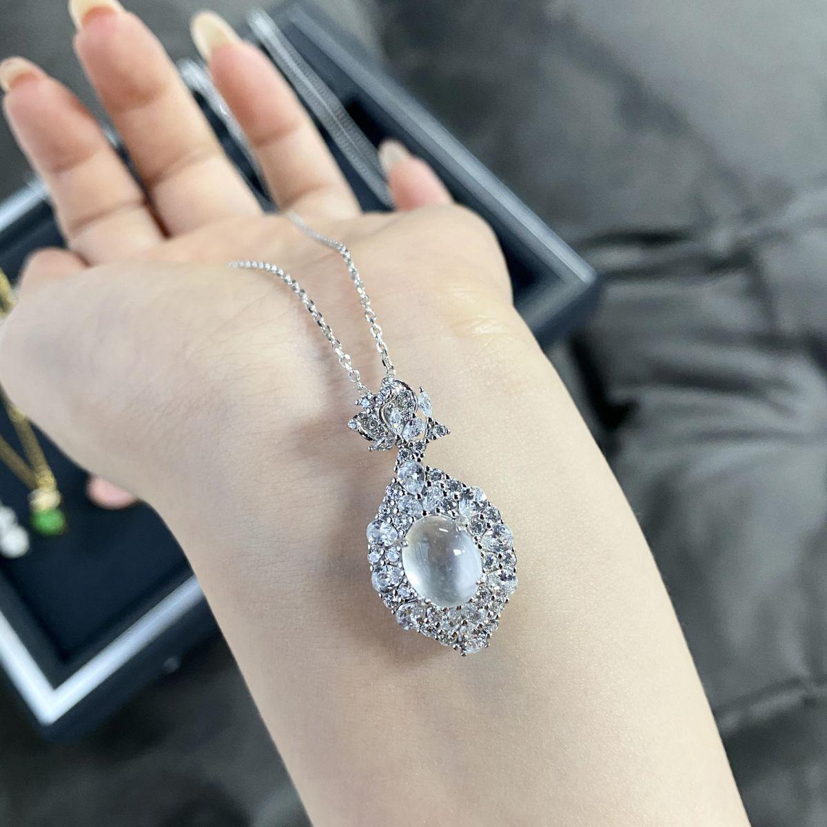 

Новое стильное ожерелье из стерлингового серебра S925 с нефритом - Ледяной ограненный «Голубиное яйцо», Популярный продавец прямых трансляций Xiaohongshu Copper with Cross Chain