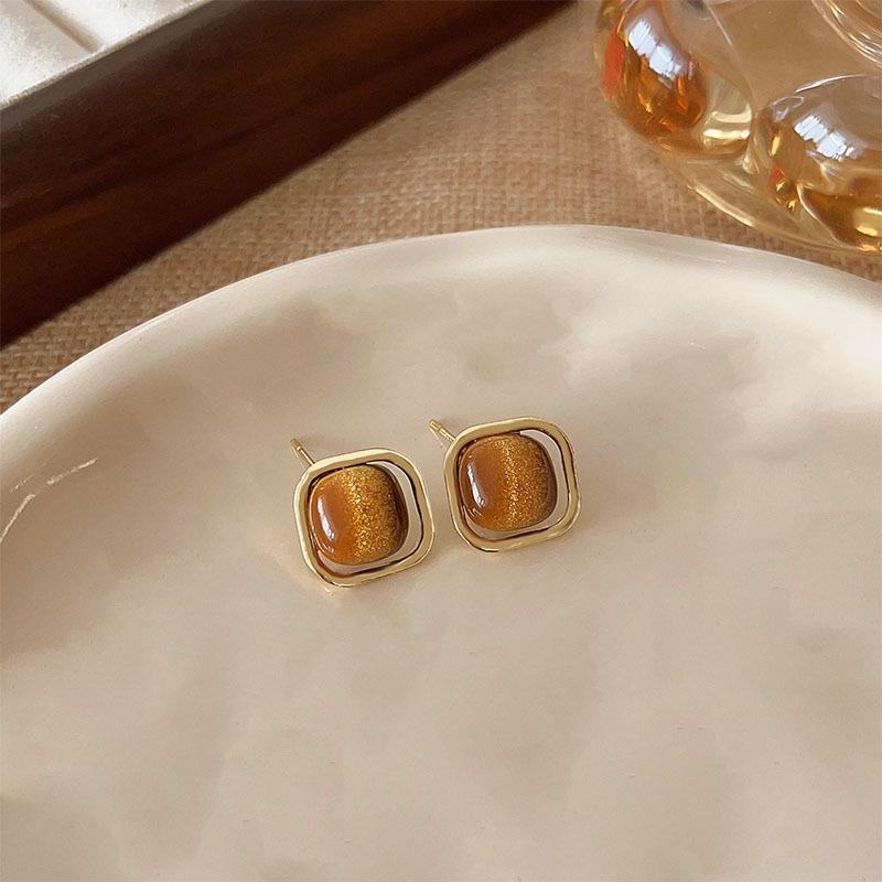 Elegant Pearl Stud Earrings: Simple, High-End Design for Autumn/Winter 2024