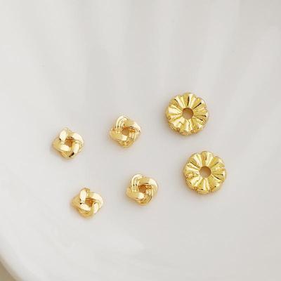Brățară DIY Placată cu Aur de 14K, Bijuterii cu Elemente Distanțiere Pătrate Răsucite Împletite, Flori Rotunde și Elemente Tip Roată Dințată.