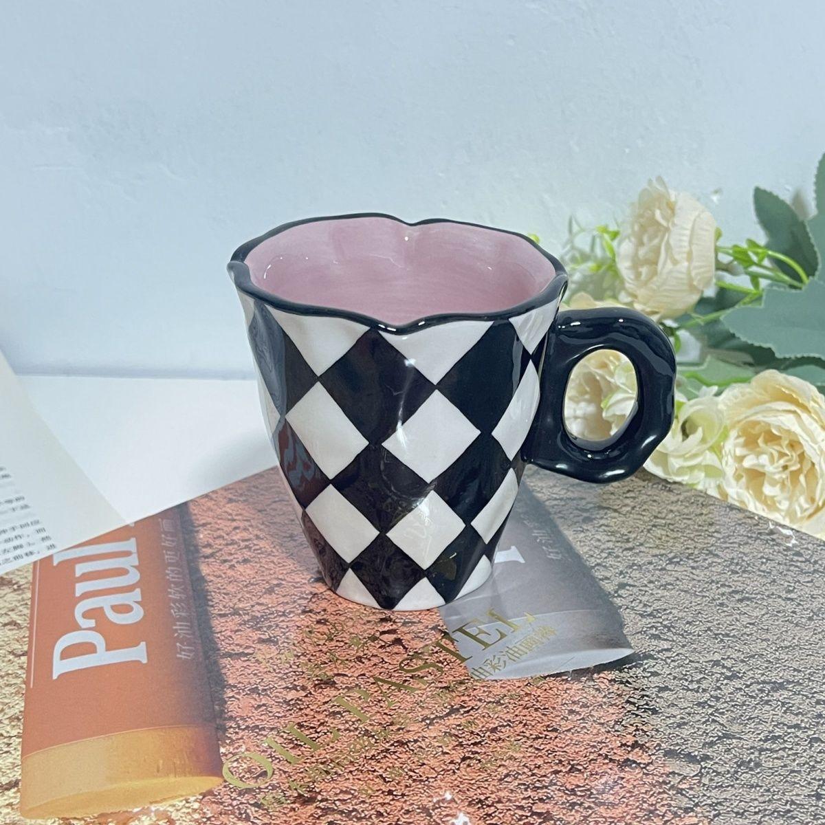 

Черно-белая шахматная доска, чашка для воды, керамика, расписанная вручную керамическая кружка неправильной формы, кофейные чашки, ценный подарок для друзей 300ML