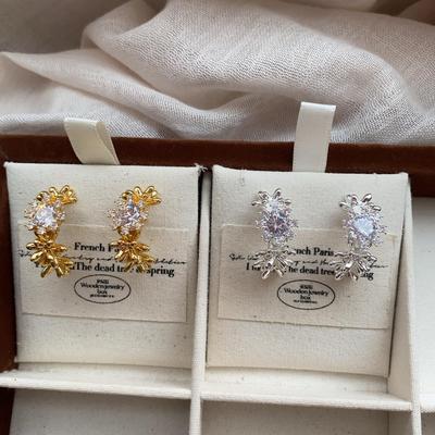 Light And Smart Three-Dimensional Flower Zircon Stud Earrings, Super Flash Earrings, Elegant And Versatile Earrings, Gorgeous And Exquisite.