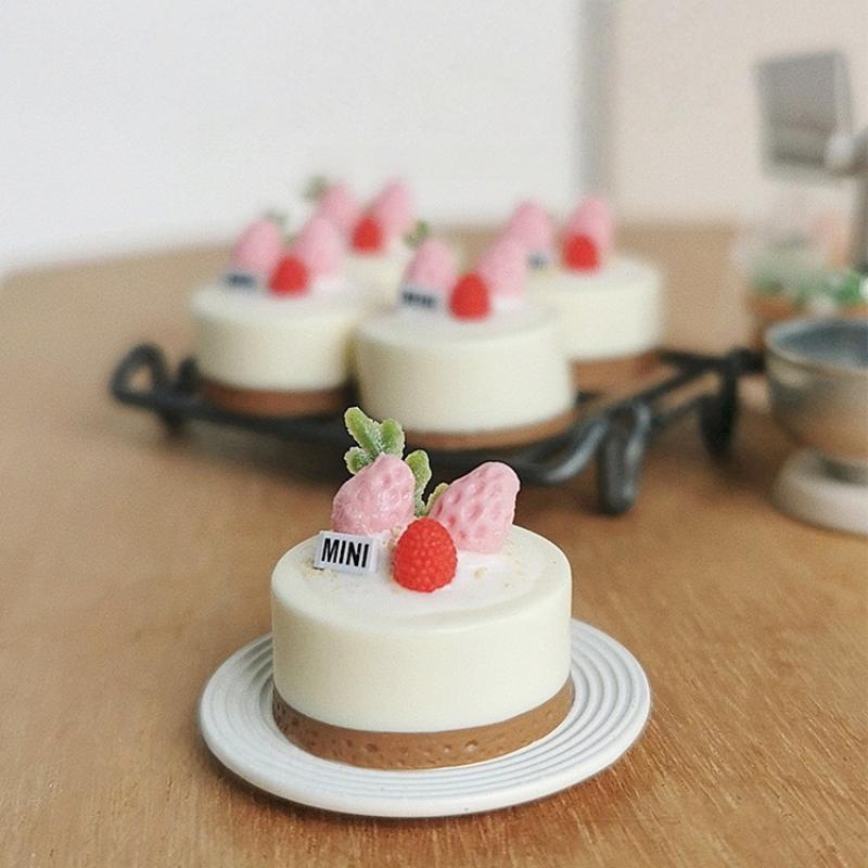 1Pcs Miniature Dollhouse Simulation Clay Strawberry Fruit Cake Mini Food Model For Doll House Accessories Cute Bakery Cake Toys
