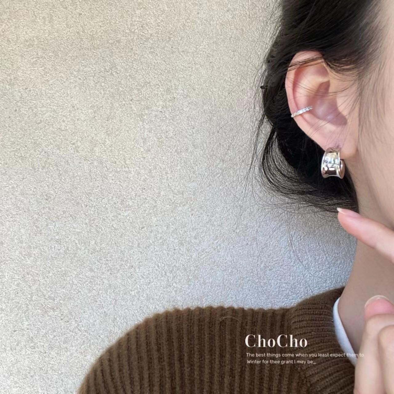 

Xiaohongshu niche design concave pleated ear buckle women s simple versatile earrings