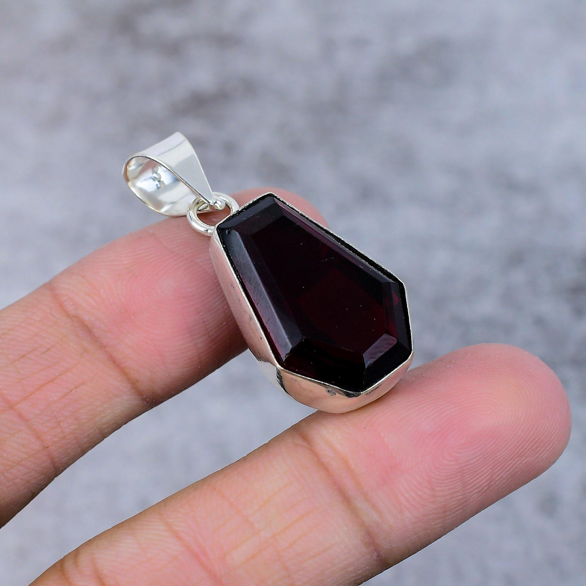 

Mozambique Garnet Gemstone 925 Steling Silver Jewelry Pendant 1.58 M-375