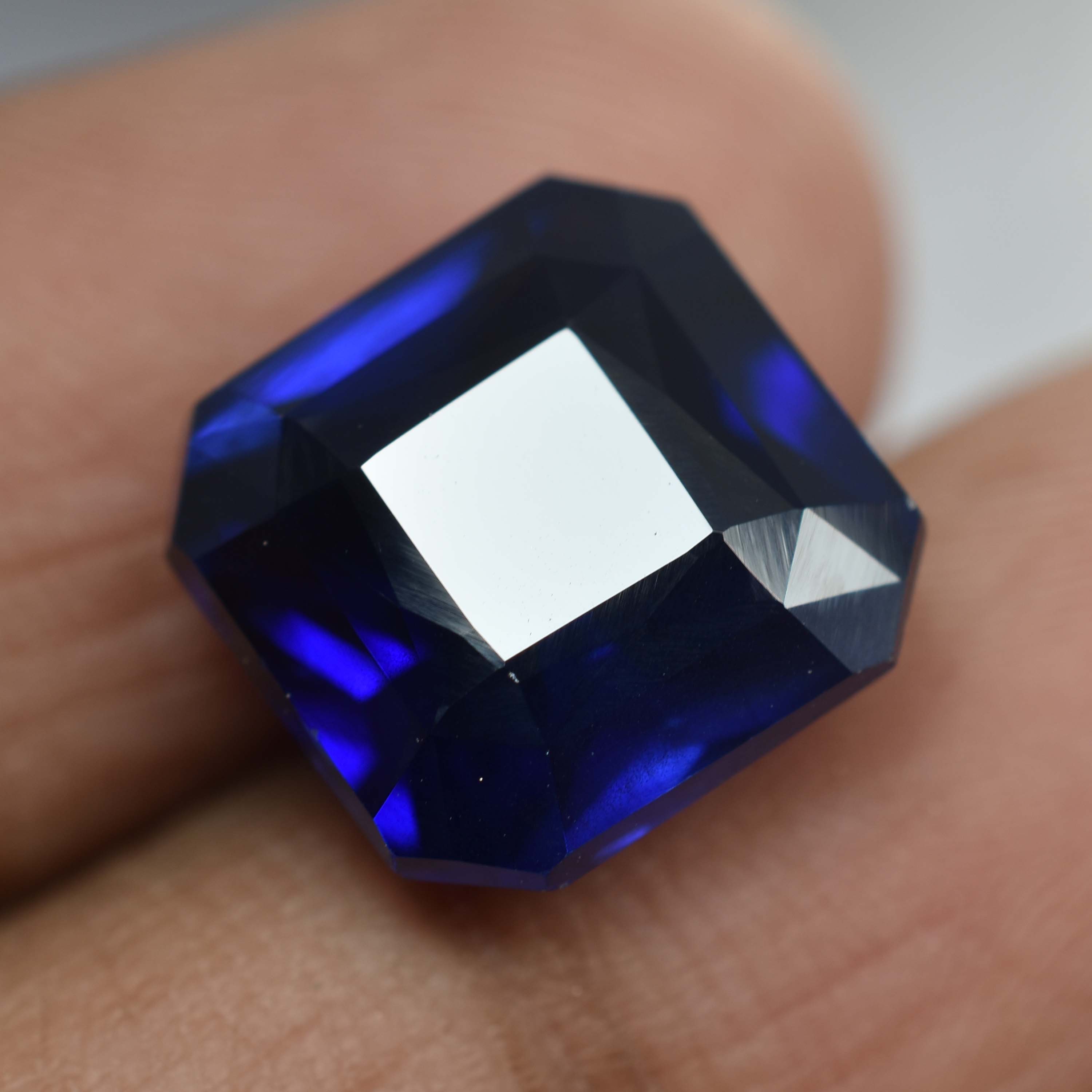 

Square Cut Natural Blue Ceylon Sapphire 9.15 Ct CERTIFIED Loose Gemstone 6800 13.2 mm approx. синій