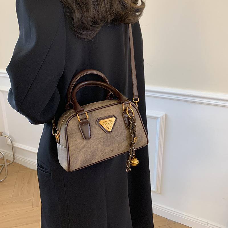 Autumn and Winter Retro Small Bag Women's 2025 New Fashion Versatile Messenger Bag Popular Super Hot Portable Bowling Bag