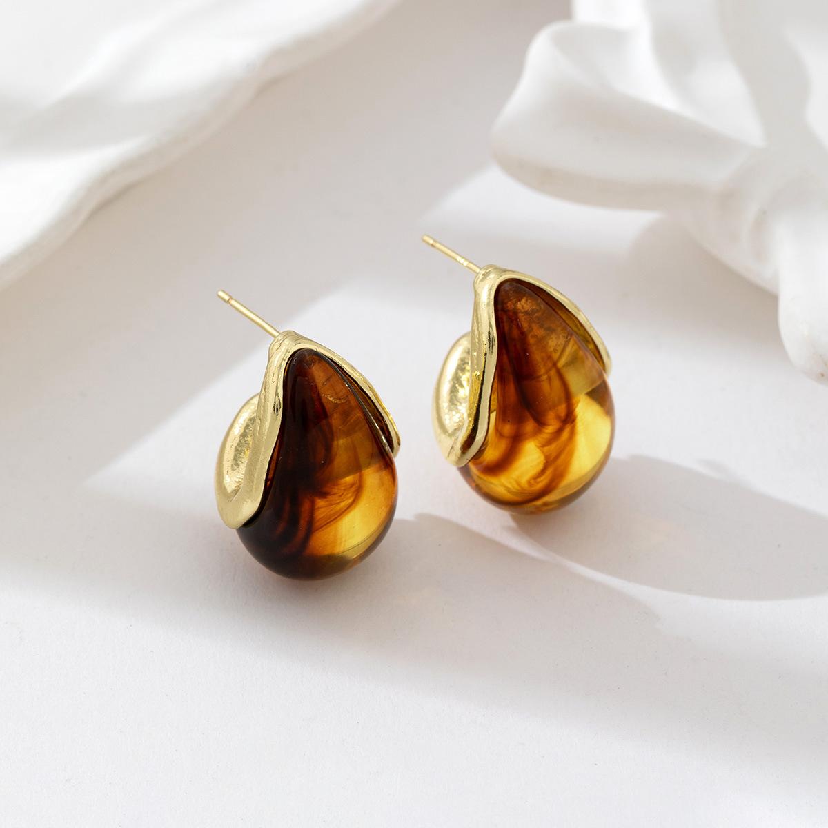Personality Retro Maillard Amber Color Geometric Teardrop-shaped Resin Stud Earrings for Women Designer Zircon Accessories Gift