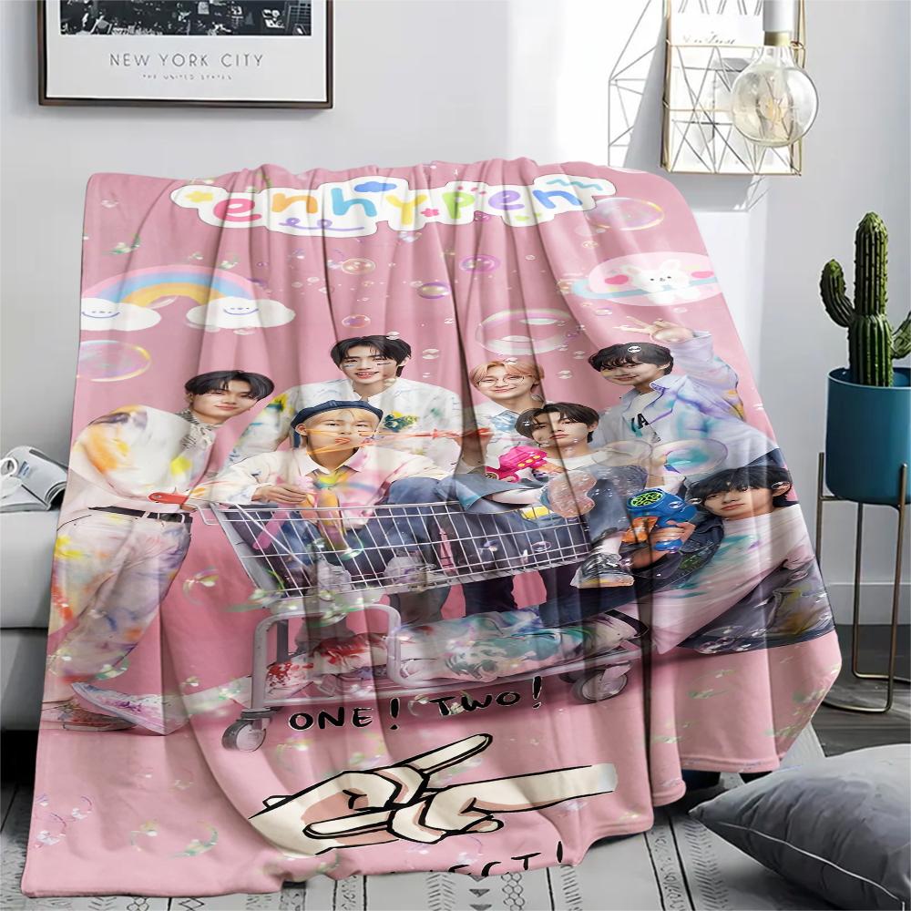 1 Stück Enhypen Aufdruck Flanelldecke, Hohe Qualität für alle Jahreszeiten, Heimdekoration, Wärme und Komfort, Perfekt für Weihnachtsgeschenke