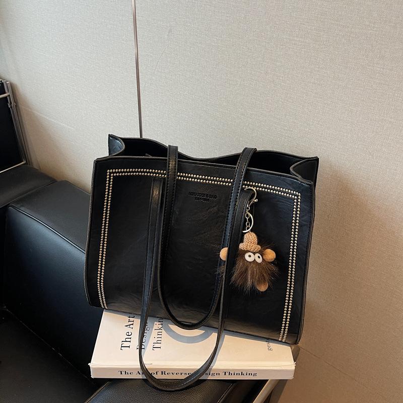 Retro bag women's large capacity 2025 new autumn and winter versatile simple shoulder bag popular commuter tote bag this year