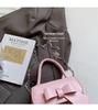 Trendy Texturovaná Crossbody taška s mašlí: Módní a všestranná dámská kabelka pro rok 2025