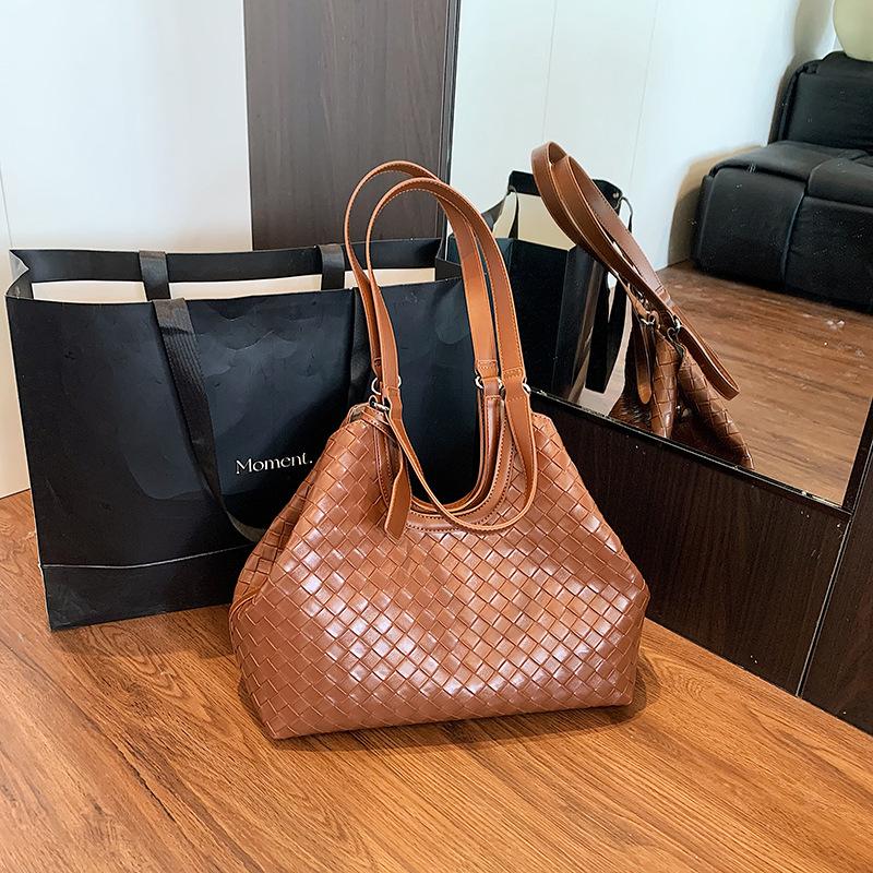 

Новая плетеная сумка женская модная ретро с чувством высокого класса большая вместимость текстурная сумка-тоут с полым плечевым ремнем для通勤 коричневый