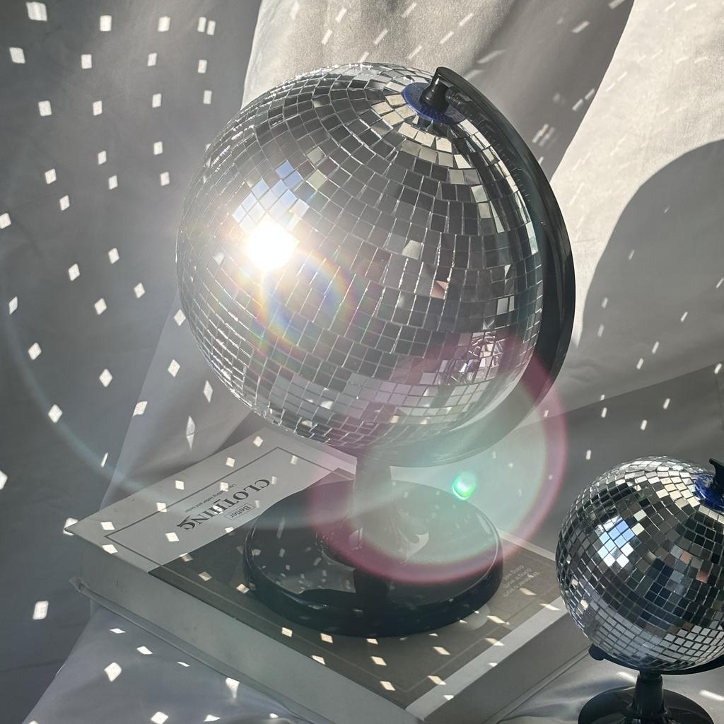 Drehende Glaskugel Discokugel Schmuckstück Lichtreflexion Farbiger Spiegelball Neujahrsdekoration Hochzeit Geburtstag Heimschmuck