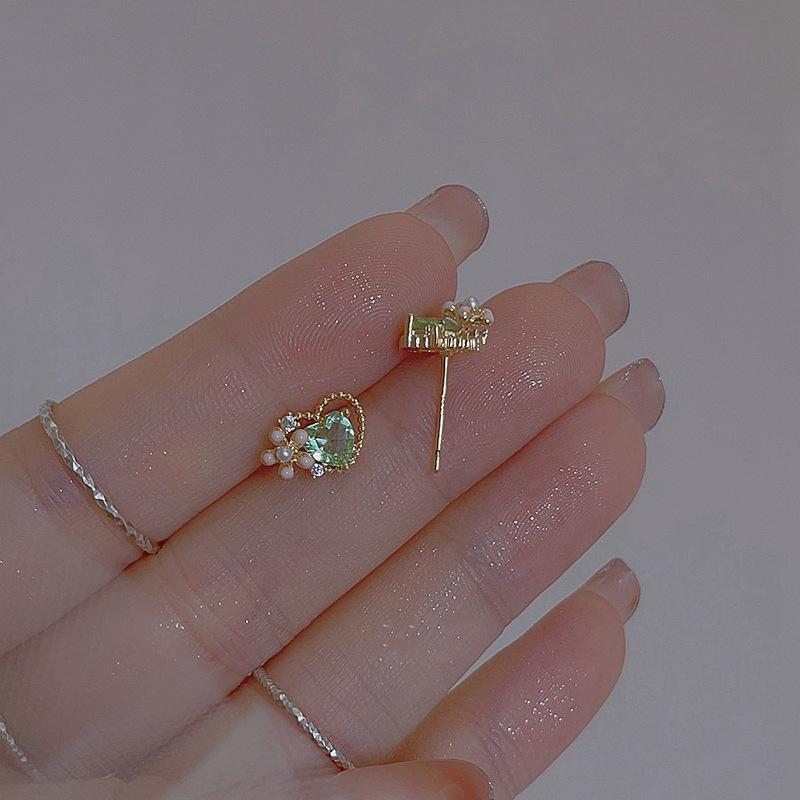 Pendientes de botón de amor para mujer, ligeros, lujosos, con temperamento de hada revoloteando, pendientes de corazón hueco para niña, pendientes pequeños