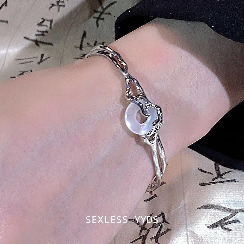 Chinese hollow round safety buckle irregular bracelet bracelet cold national style national tide temperament advanced niche design