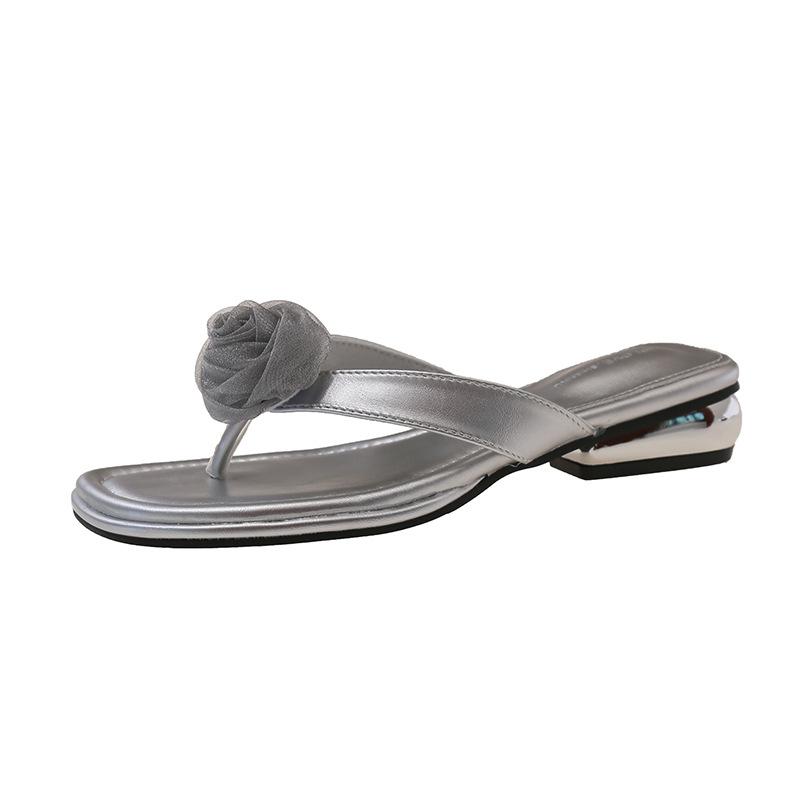 

French retro exquisite flower cover toe cool slippers women s 2025 summer new wear square head silver flip-flops 40 срібний