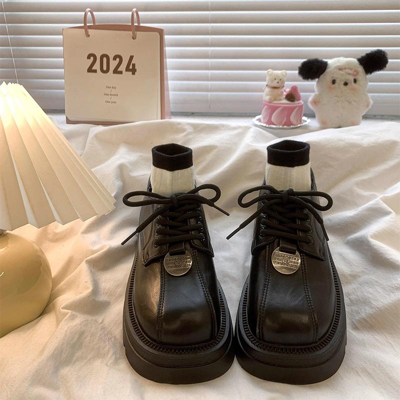 Kleine braune Lederschuhe für Damen im britischen Stil, dicke Sohlen, Zunahme im Frühjahr 2025, neue Schnür-Retro-High-End-Slipper