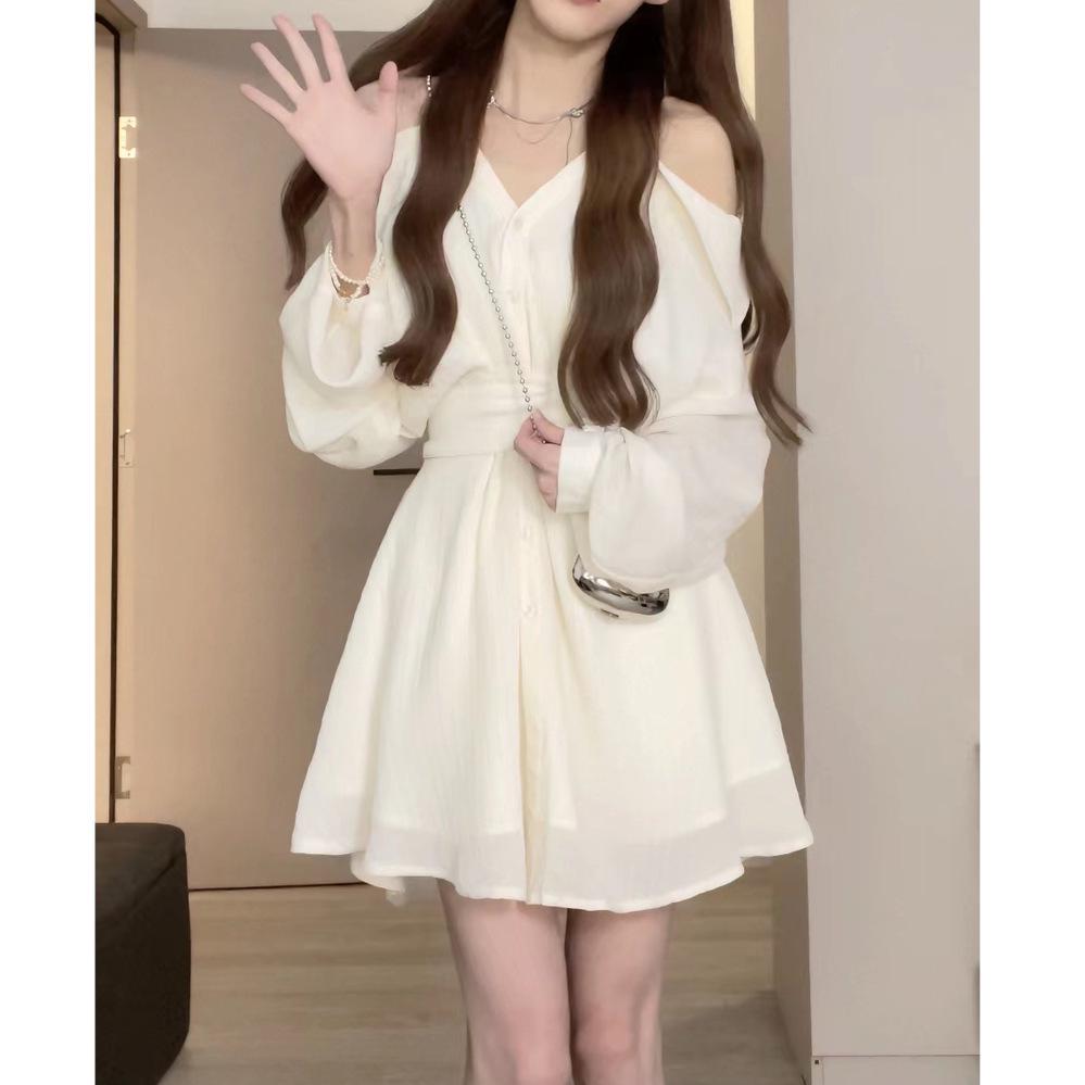 2024 Women's Korean-Style Off-Shoulder Slim Top & Versatile Shorts Two-Piece Set