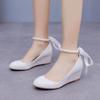 Damen Hoher Absatz Kleid Sandale Knöchelriemen PU 5CM Keilabsatz Weiße Perle Dicke Sohle Flacher Ausschnitt Brautkleid Damenschuhe