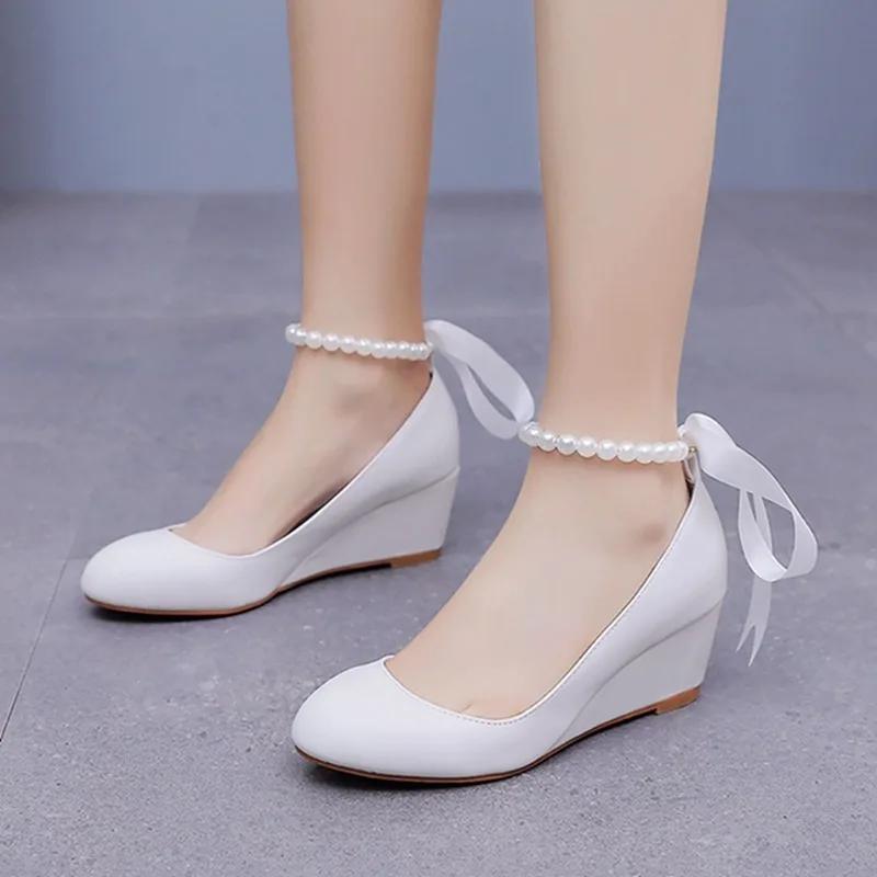 Damen Hoher Absatz Kleid Sandale Knöchelriemen PU 5CM Keilabsatz Weiße Perle Dicke Sohle Flacher Ausschnitt Brautkleid Damenschuhe