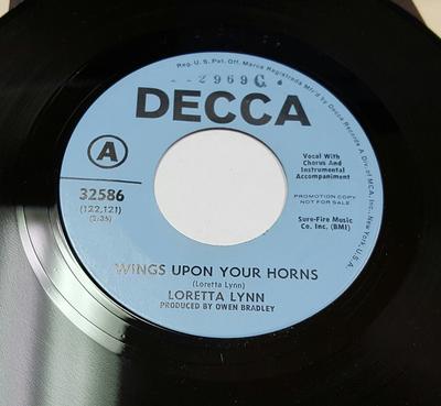 7inch Record LORETTA LYNN - Wings Upon Your Horns / Let's Get B 32586 Decca 1969 US Folk Used