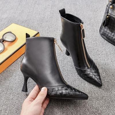 Modne jesienno-zimowe czarne skórzane botki damskie Eleganckie na średnim obcasie Szpiczasty nosek Damskie krótkie buty Moda 2025 Botki