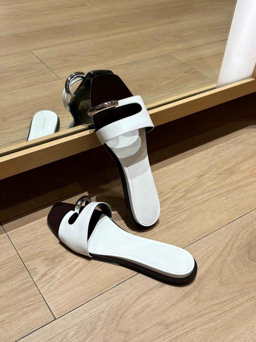 

Cowhide version~ French high-end metal buckle cover toe flat bottom one-word slippers women s outer wear 2025 summer cool slippers 40 белый