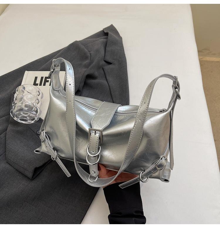 

This year s popular niche design bag 2025 new women s bag popular versatile messenger bag fashion shoulder armpit bag серебряный