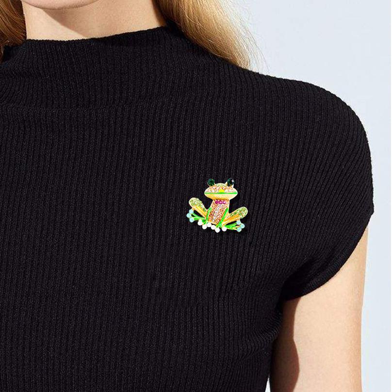 Ctue Rhinestone Frog Brooches for Women Luxury Lovely Vivid Animal Alloy Brooch Pin Trendy Men Suit Coat Gifts