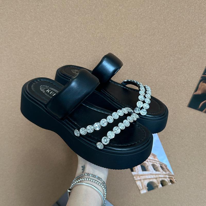 Beautiful thick-soled toe cool slippers women's summer wear 2025 new versatile rhinestone flip-flops non-slip beach shoes