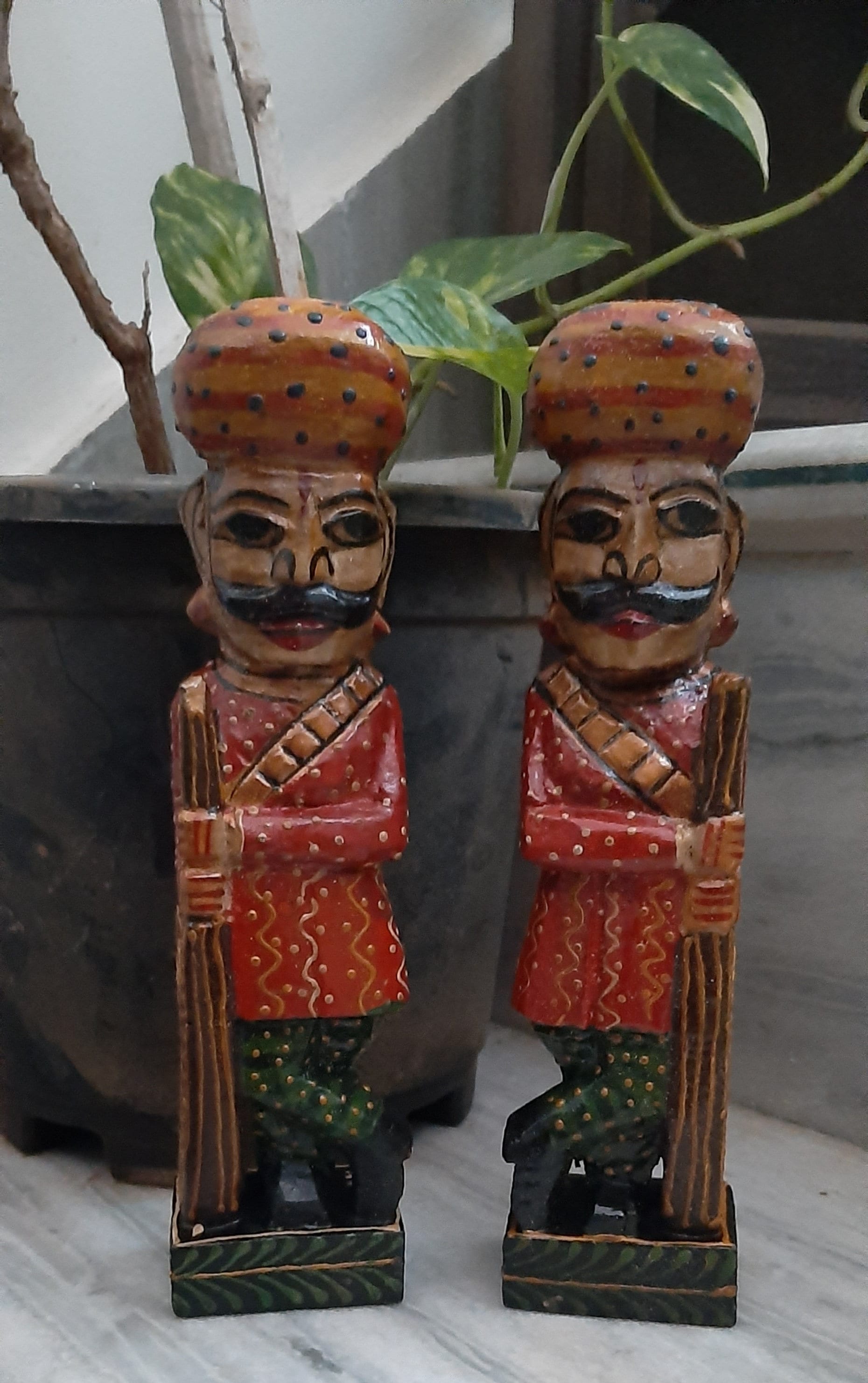 

Набор статуэток индийского стражника, ручная работа, дерево: Этнический декор дома 16” X 8” X 24” (l x w x h) разноцветный