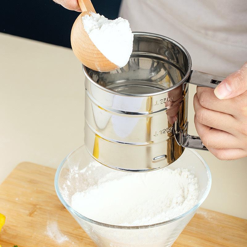 Handgehaltener halbautomatischer Mehlsieb aus Edelstahl zum Backen