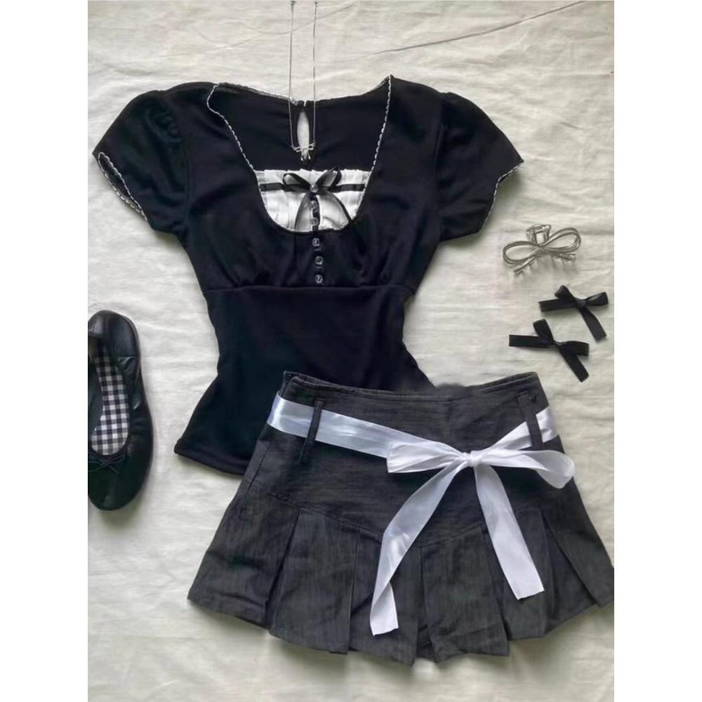 Korean Sweet & Spicy Summer Outfit: Petite Influencer Top & Pleated Skirt Two-Piece Set