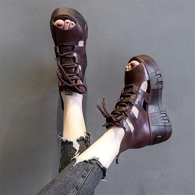 Weiches Leder Damen coole Stiefel hohler Keilabsatz dicke Sohle Mutter Sandalen Fischmaul Schnürung weiches Leder ethnischer Stil Römische Damen Sandalen